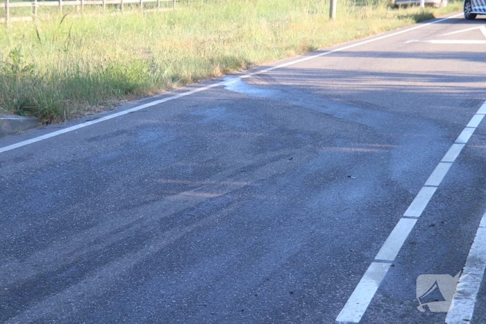 Auto knalt op betonblok bestuurder neemt de benen