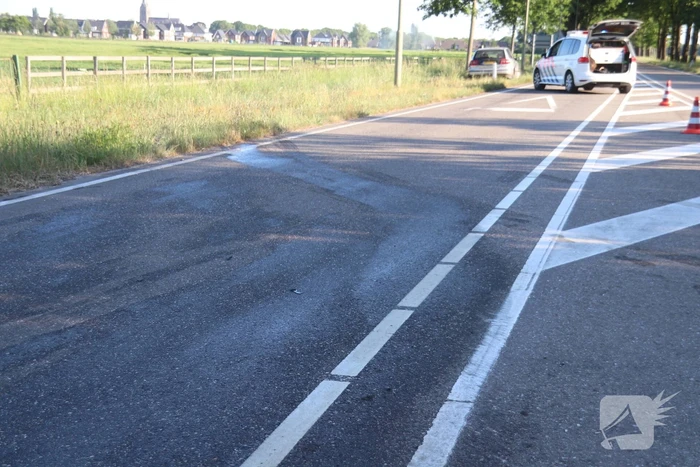 Auto knalt op betonblok bestuurder neemt de benen