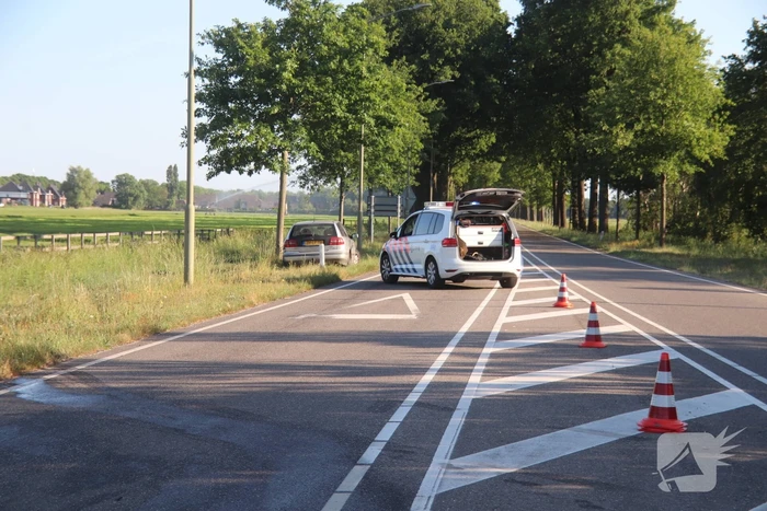 Auto knalt op betonblok bestuurder neemt de benen