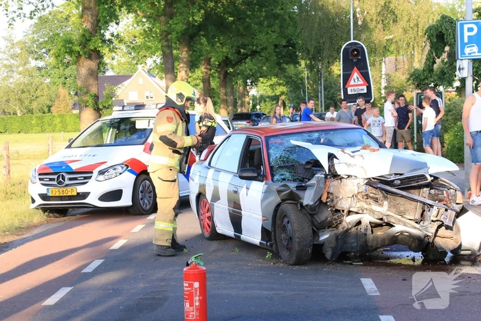Auto total-loss na frontale aanrijding met boom