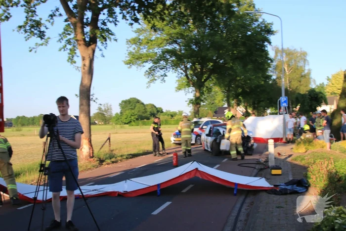 Auto total-loss na frontale aanrijding met boom