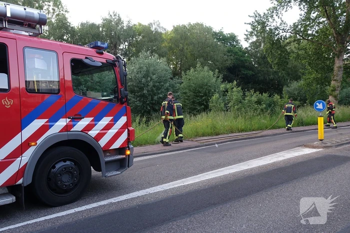 Bewoners blussen meerdere bermbranden