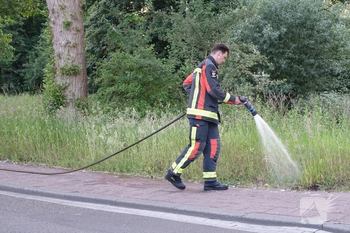 Bewoners blussen meerdere bermbranden