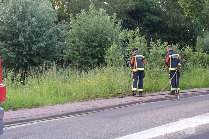 Bewoners blussen meerdere bermbranden