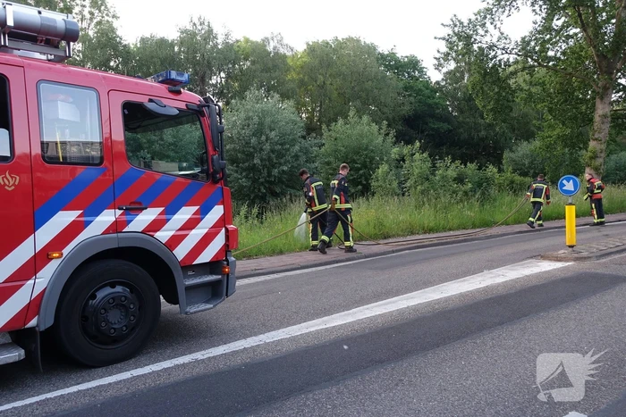 Bewoners blussen meerdere bermbranden