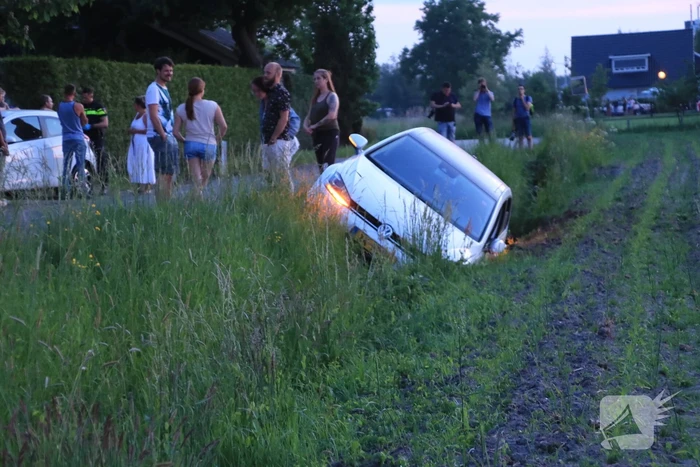 Auto vliegt uit de bocht, bestuurder aangehouden
