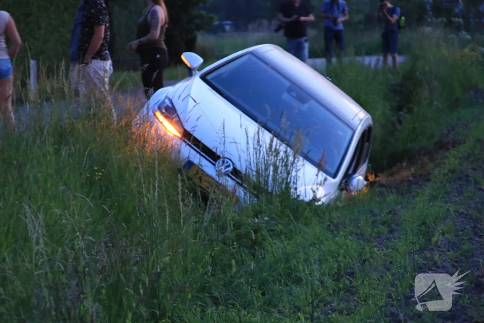 Auto vliegt uit de bocht, bestuurder aangehouden