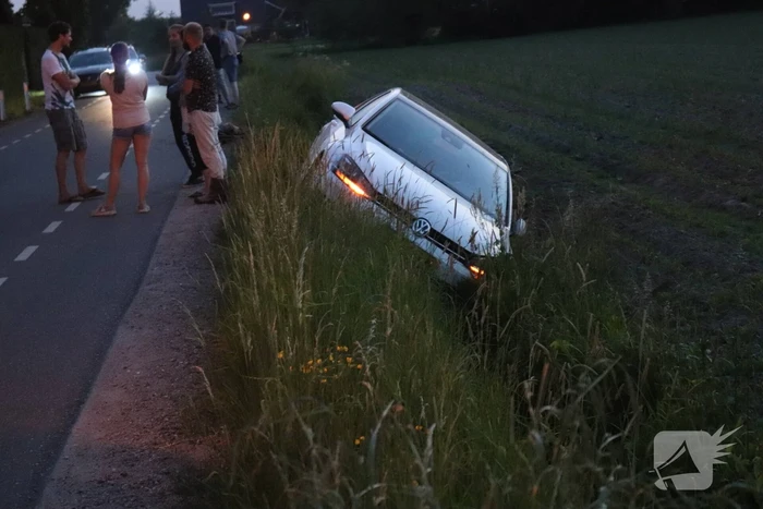 Auto vliegt uit de bocht, bestuurder aangehouden