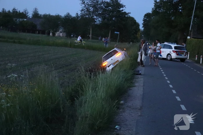 Auto vliegt uit de bocht, bestuurder aangehouden