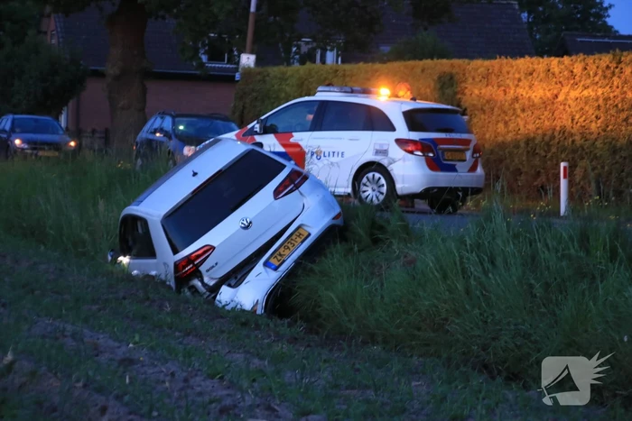 Auto vliegt uit de bocht, bestuurder aangehouden