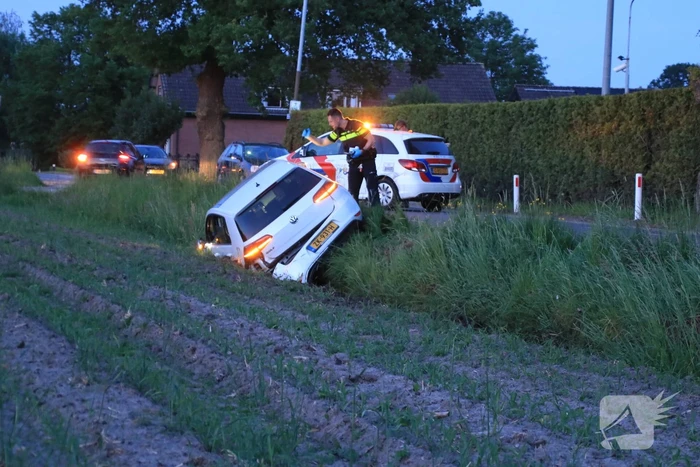 Auto vliegt uit de bocht, bestuurder aangehouden