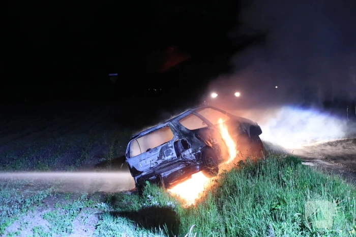 Auto in brand gestoken