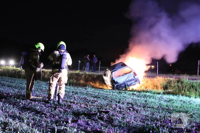 Auto in brand gestoken