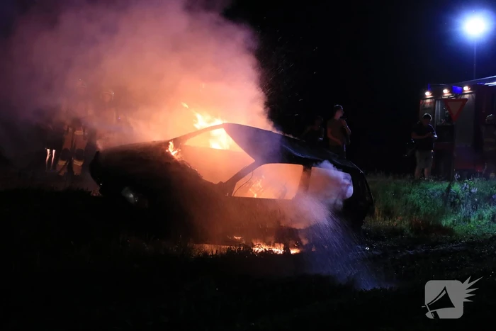 Auto in brand gestoken