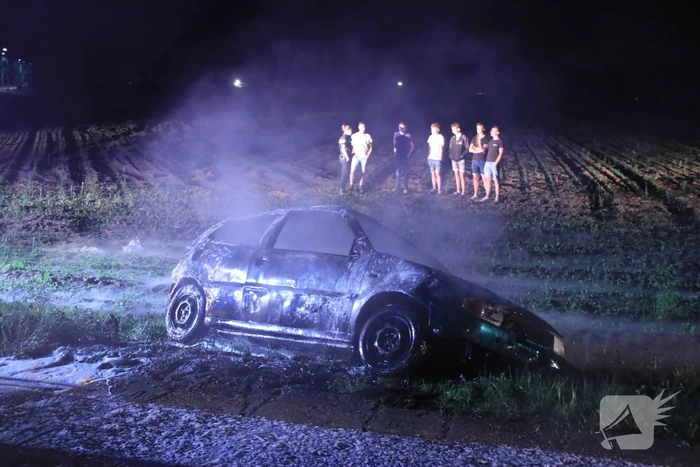 Auto in brand gestoken