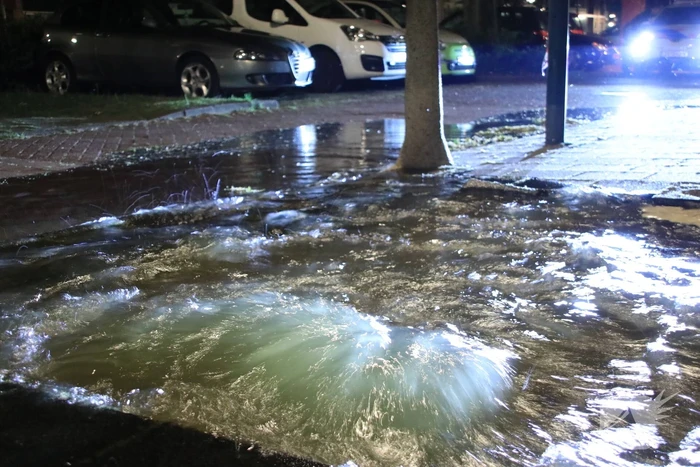 Straat blank door gesprongen waterleiding