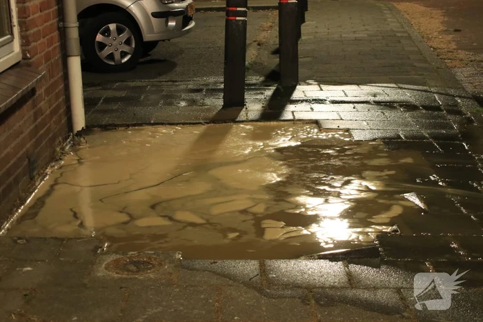 Straat blank door gesprongen waterleiding