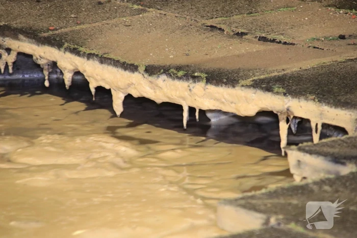 Straat blank door gesprongen waterleiding