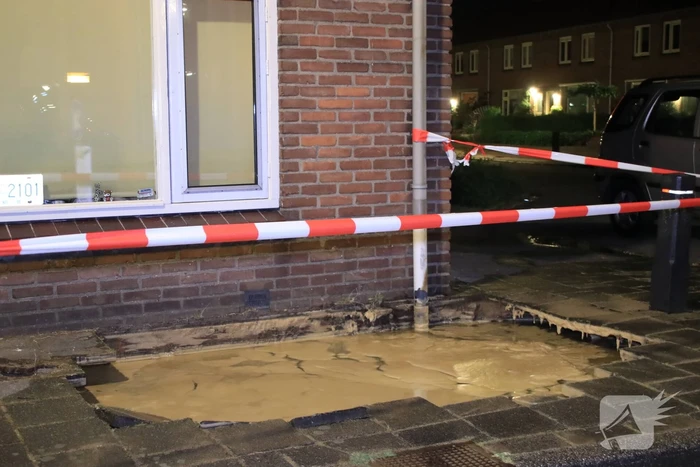 Straat blank door gesprongen waterleiding
