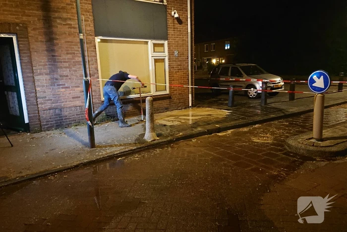 Straat blank door gesprongen waterleiding