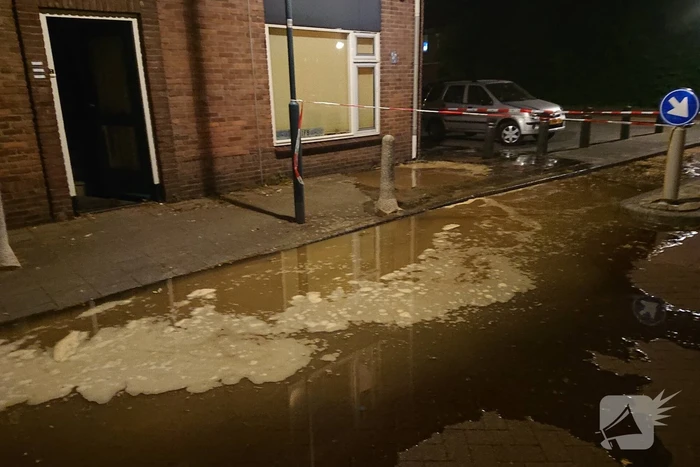 Straat blank door gesprongen waterleiding