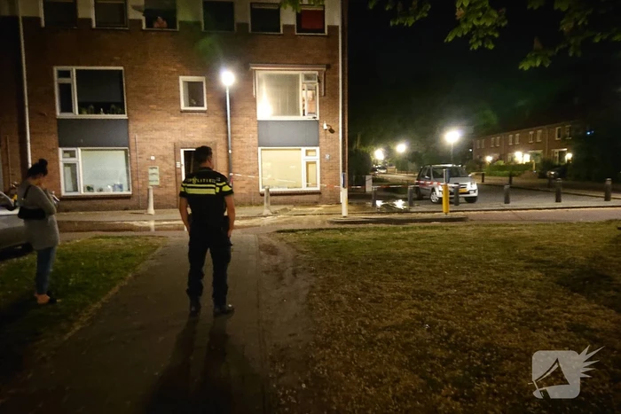 Straat blank door gesprongen waterleiding