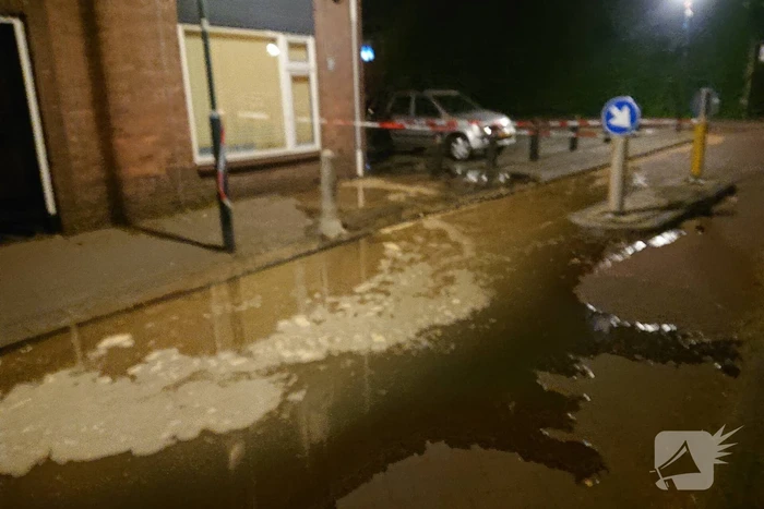 Straat blank door gesprongen waterleiding