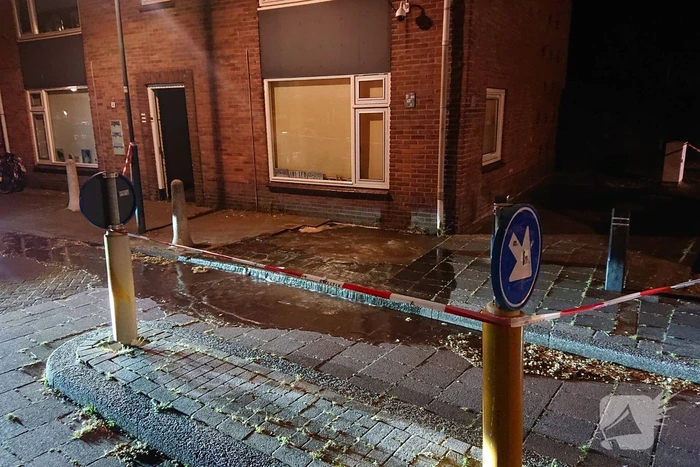 Straat blank door gesprongen waterleiding