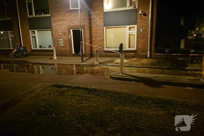 Straat blank door gesprongen waterleiding