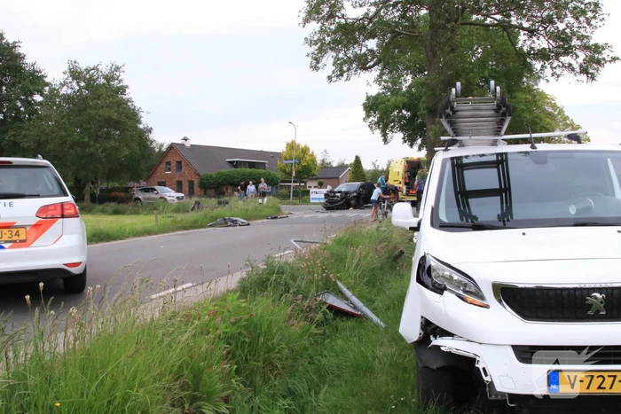 Aanhangwagen slaat over de kop na aanrijding