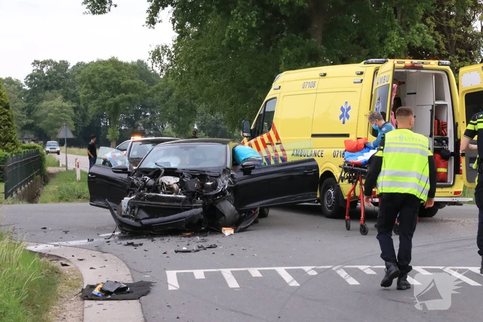 Aanhangwagen slaat over de kop na aanrijding
