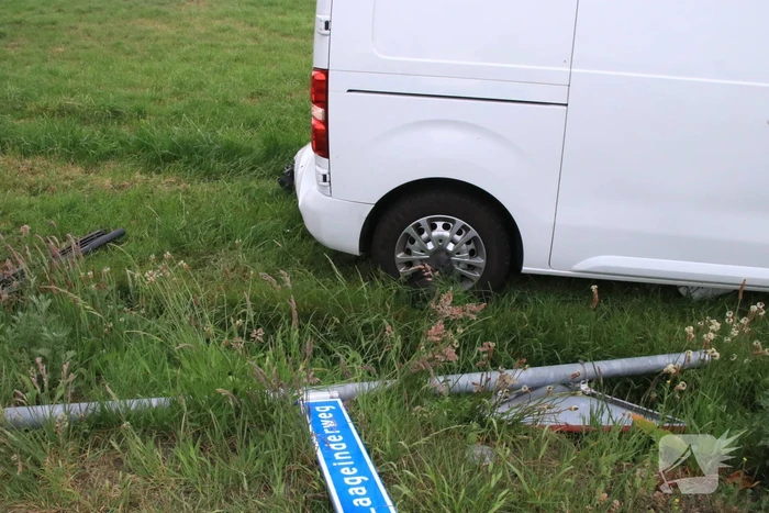 Aanhangwagen slaat over de kop na aanrijding