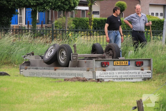 Aanhangwagen slaat over de kop na aanrijding