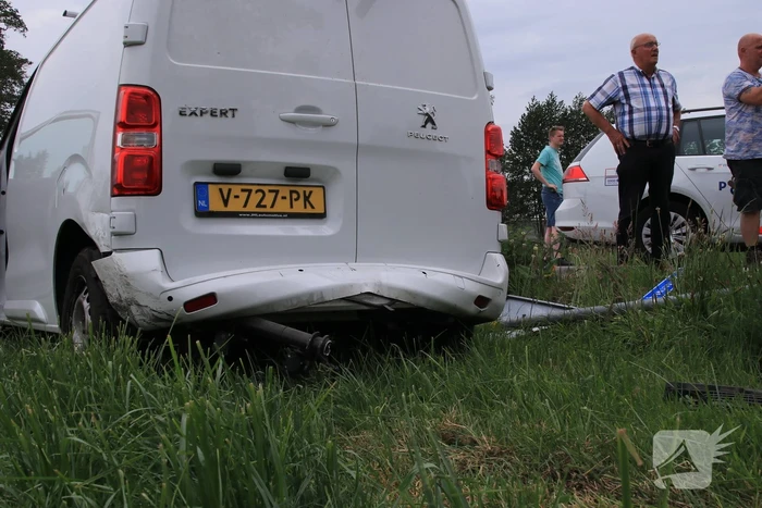 Aanhangwagen slaat over de kop na aanrijding