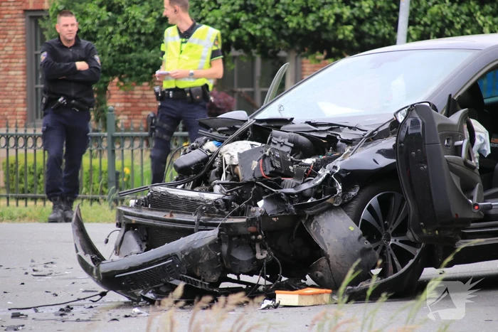 Aanhangwagen slaat over de kop na aanrijding