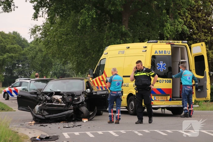 Aanhangwagen slaat over de kop na aanrijding