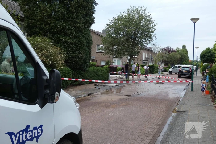 Bewoners gebruiken water na leidingbreuk voor eigen tuin