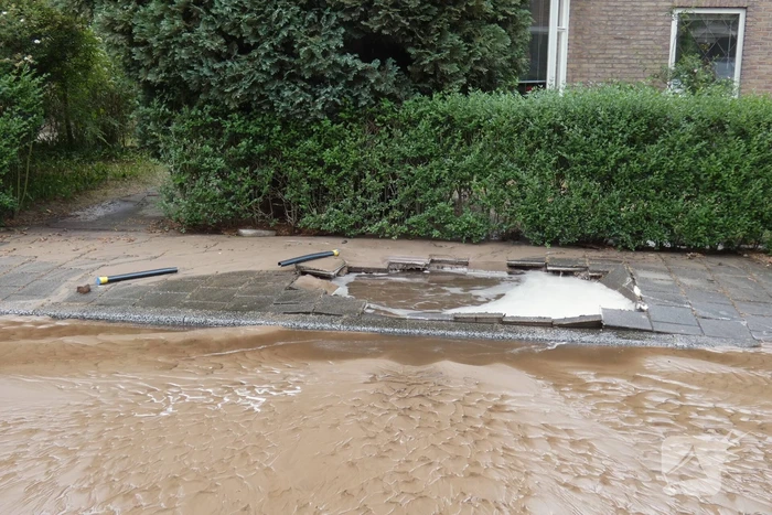 Bewoners gebruiken water na leidingbreuk voor eigen tuin