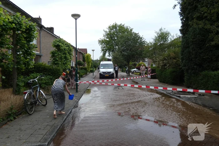Bewoners gebruiken water na leidingbreuk voor eigen tuin