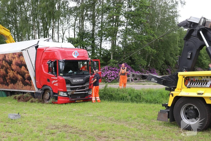 Vrachtwagen belandt in weiland bij uitwijkmanoeuvre