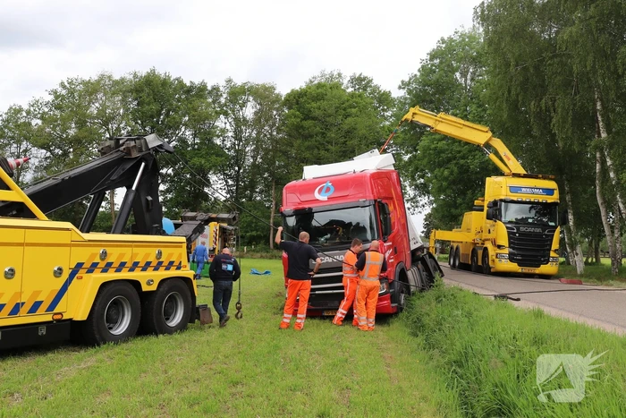 Vrachtwagen belandt in weiland bij uitwijkmanoeuvre