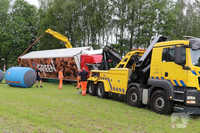 Vrachtwagen belandt in weiland bij uitwijkmanoeuvre