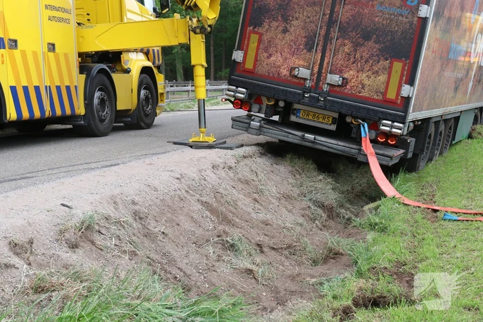 Vrachtwagen belandt in weiland bij uitwijkmanoeuvre