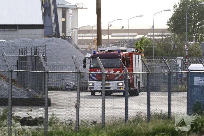 Veel rook zichtbaar in grote berg onbekend materiaal