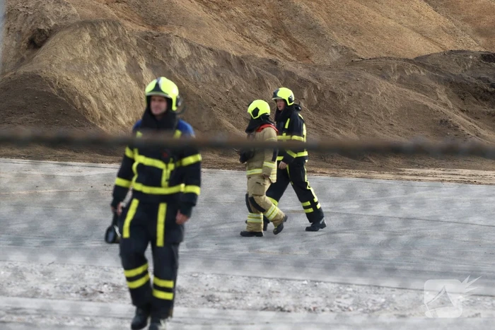 Veel rook zichtbaar in grote berg onbekend materiaal
