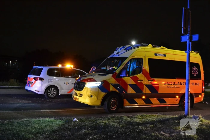 Vrouw zwaargewond uit sloot gehaald