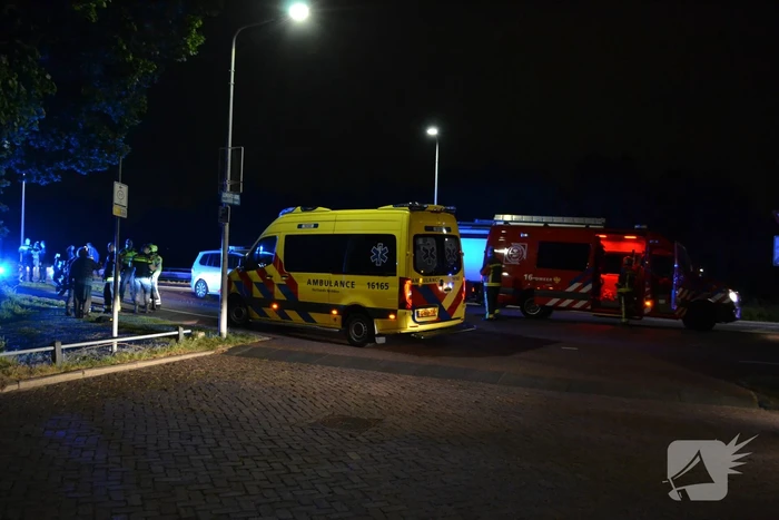 Vrouw zwaargewond uit sloot gehaald