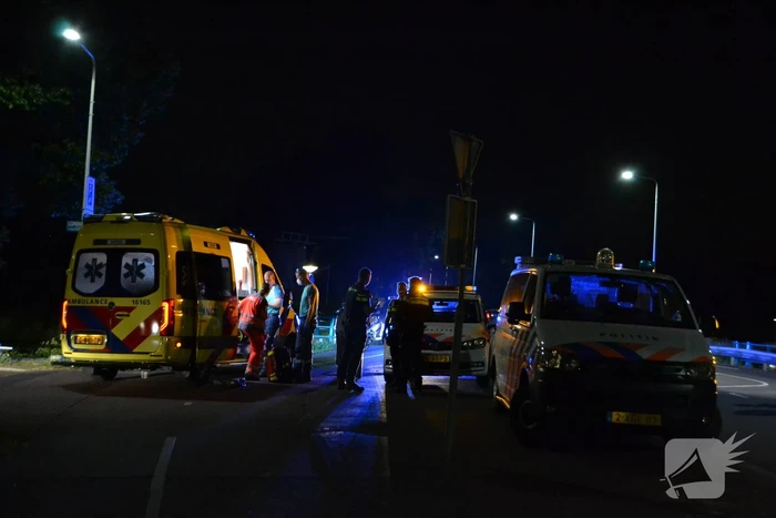 Vrouw zwaargewond uit sloot gehaald