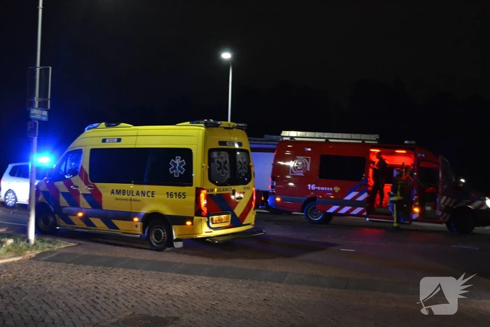 Vrouw zwaargewond uit sloot gehaald