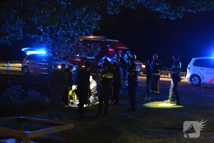 Vrouw zwaargewond uit sloot gehaald